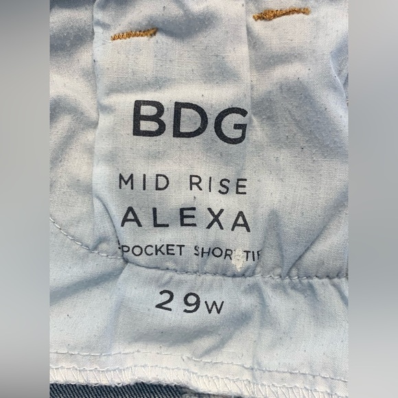 Urban Outfitters ~ BDG ~ Mid Rise Alexa Pocket Shortie Denim Shorts Size 29 - Picture 10 of 12